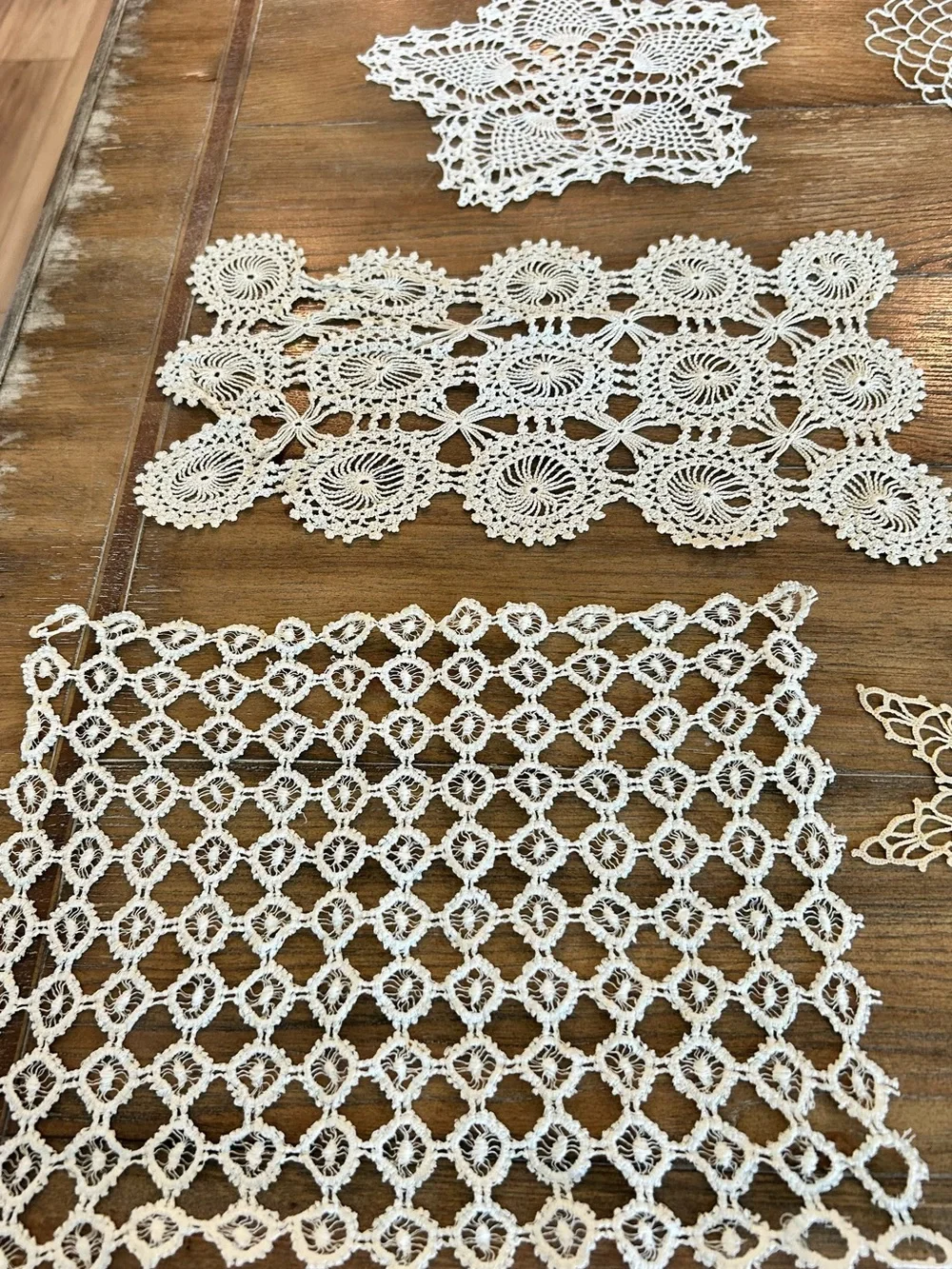 Vintage doilies~ set of 8